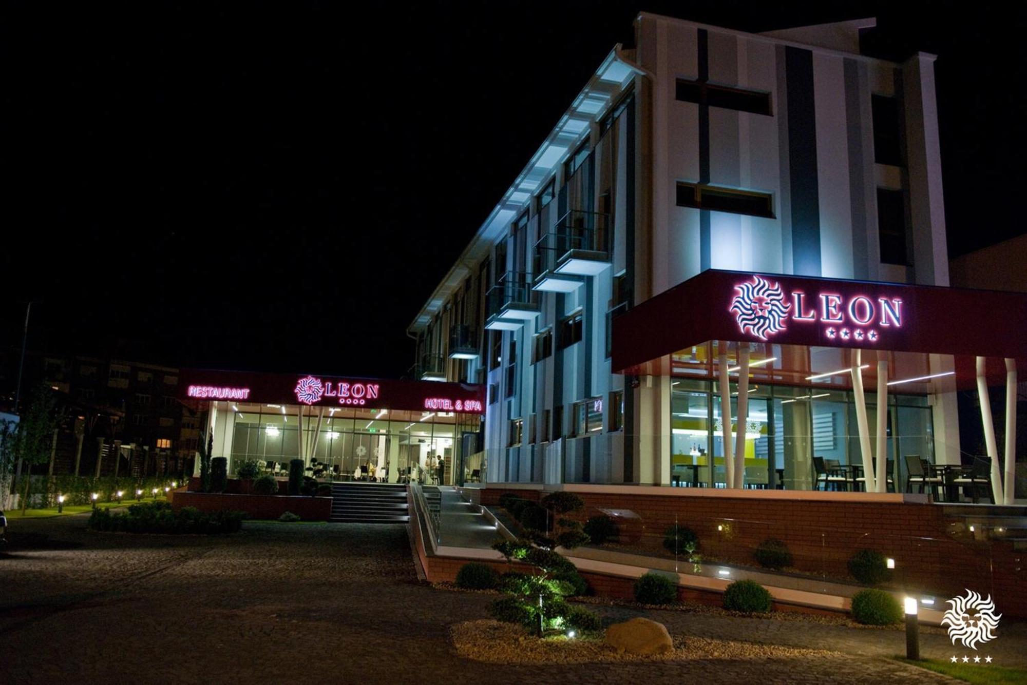Hotel Leon & Spa Арад Экстерьер фото