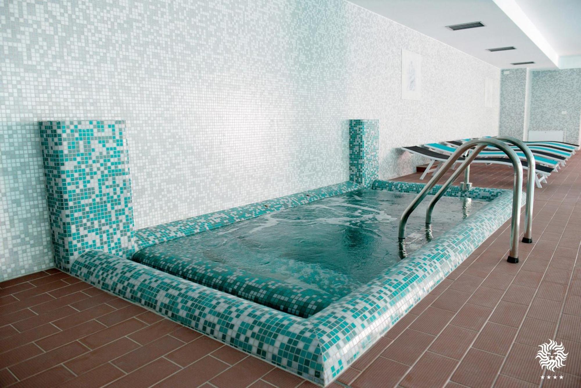 Hotel Leon & Spa Арад Экстерьер фото